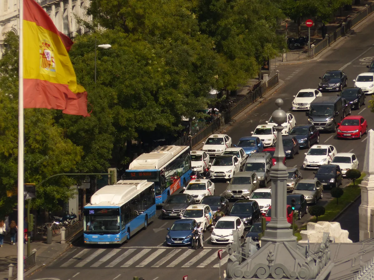 Calles engalanadas con banderas de España para la Fiesta Nacional