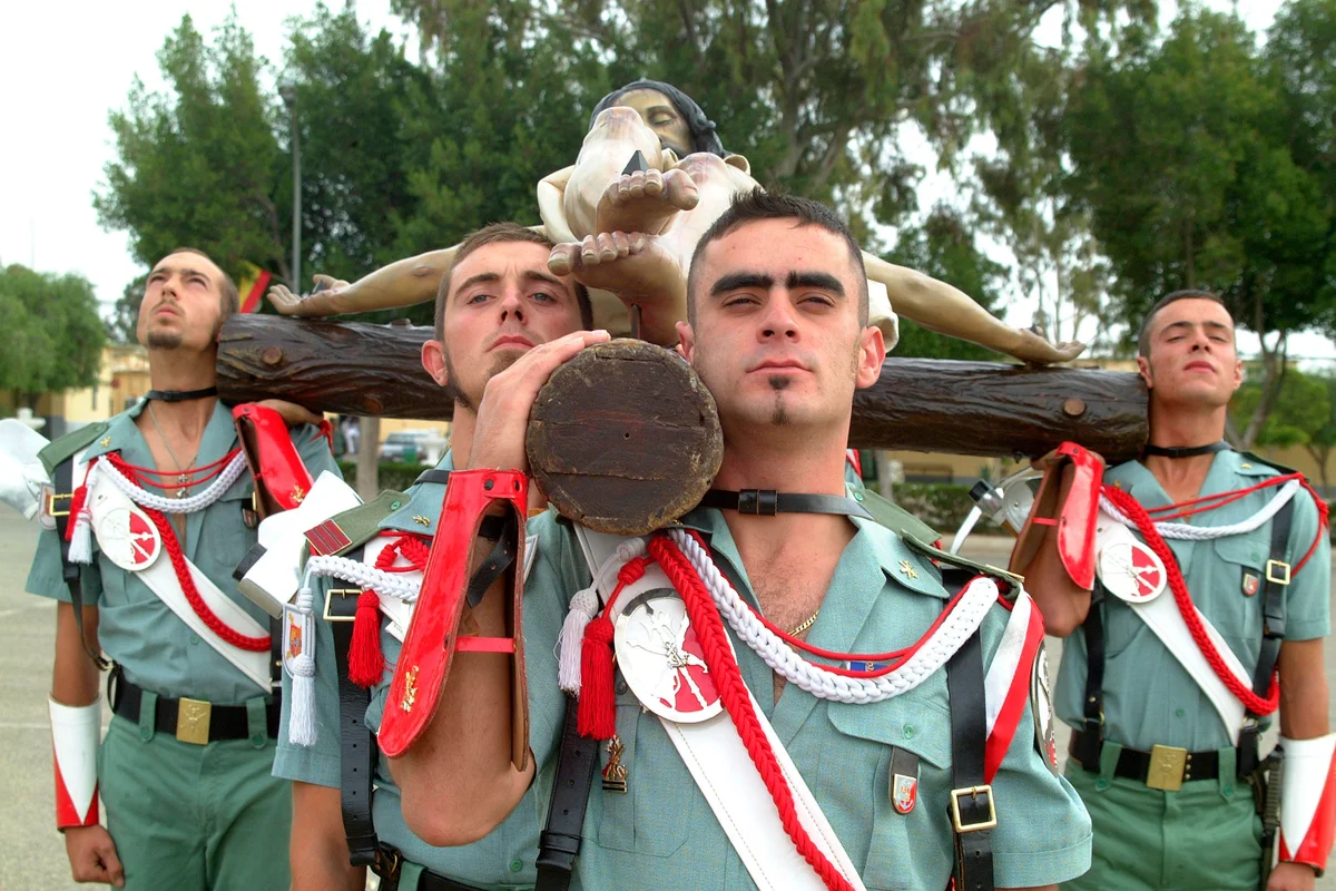 Caballeros legionarios portando a hombros al Santísimo Cristo de la Buena Muerte