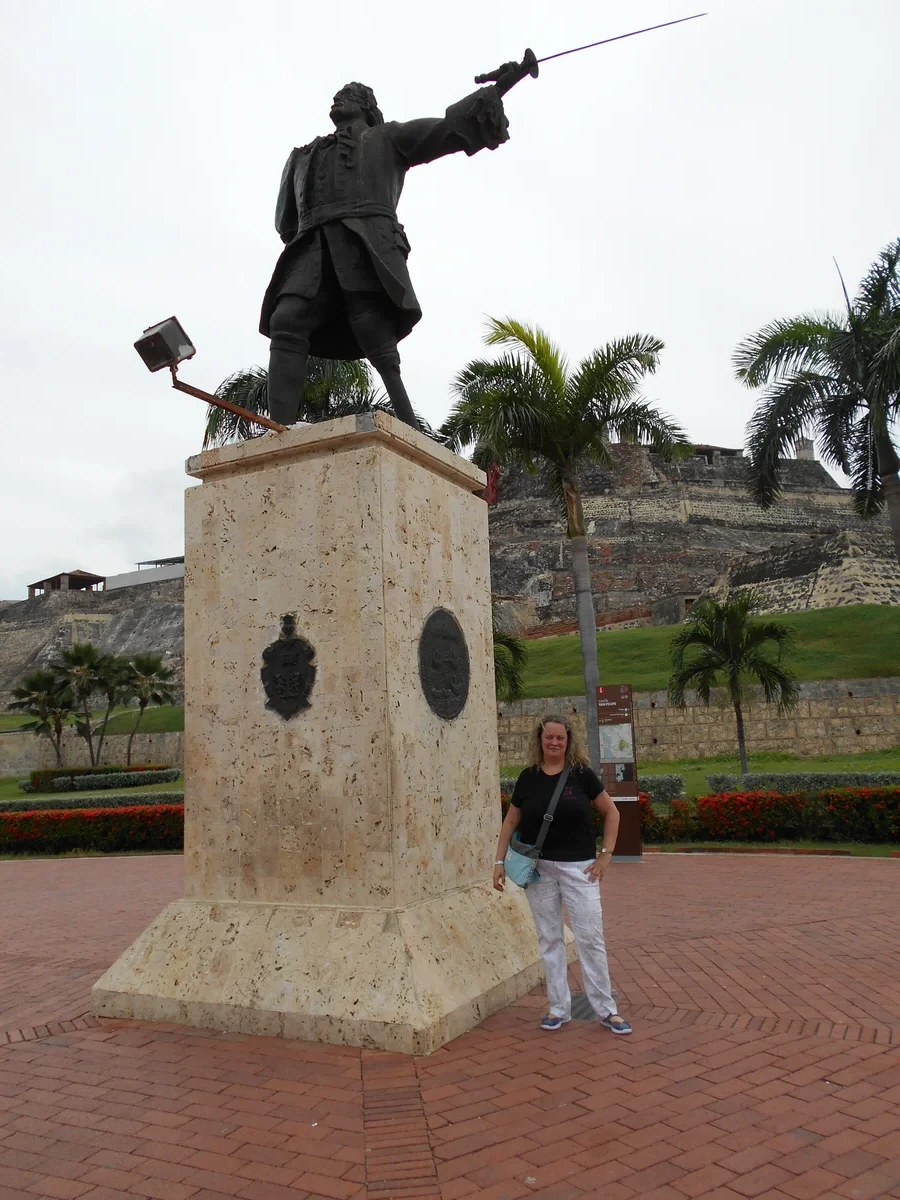 Monumento a Don Blas de Lezo frente al Castillo de San Felipe en Cartagena de Indias