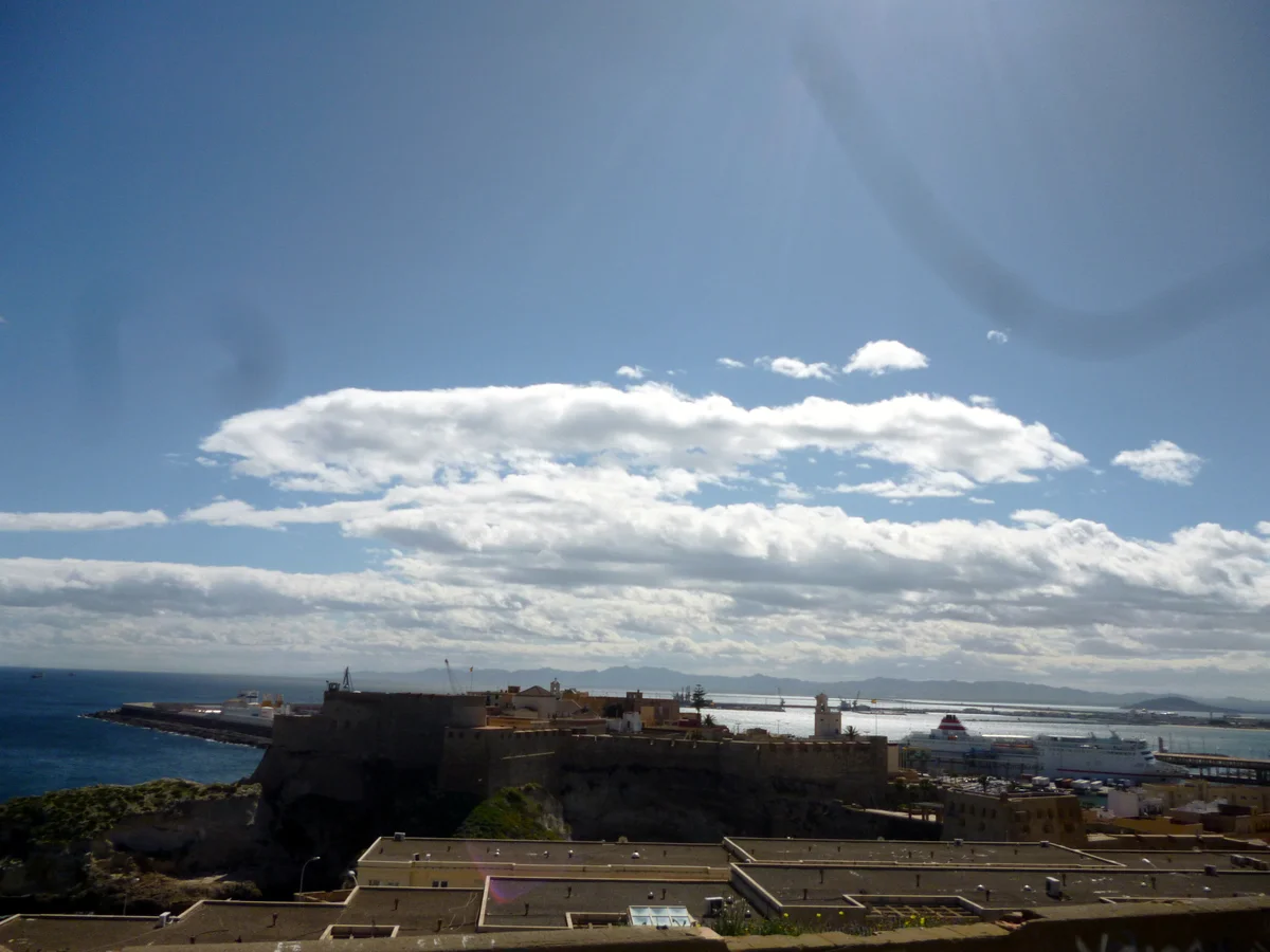 Panorámica del puerto y baluartes históricos de Melilla