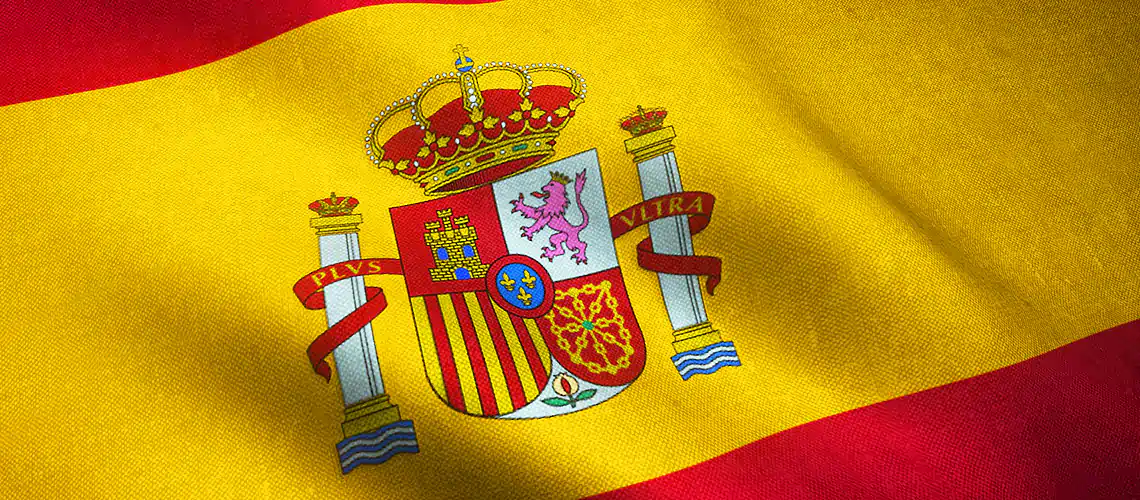 Bandera de España con escudo, ondeando con colores rojo y amarillo vibrantes